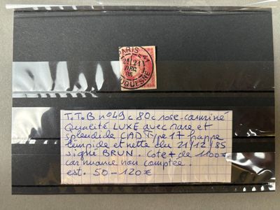 un bloc-notes auquel est attachée une feuille de papier