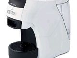 une cafetière posée sur une surface blanche