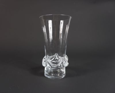 un verre vide contenant une fleur, sur fond noir