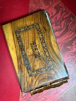 un livre posé sur une table posée à même le sol
