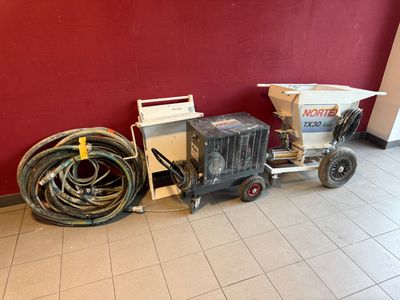 une machine posée par terre à côté d'un chariot