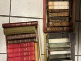 plusieurs livres empilés sur une étagère