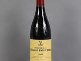 la bouteille de vin est posée sur la table sur la table
