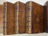 plusieurs vieux livres sont alignés sur une table