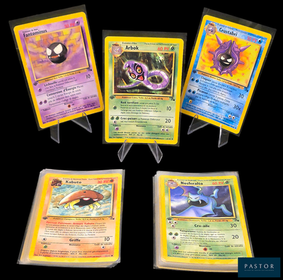 Quatre cartes Pokémon différentes sont représentées sur un fond noir.