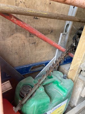 un récipient vert posé à côté de deux bidons en plastique verts