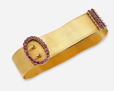 une image représentant un bracelet en or orné de pierres violettes sur fond blanc