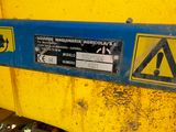 un panneau jaune et bleu fixé sur le côté d'une benne jaune