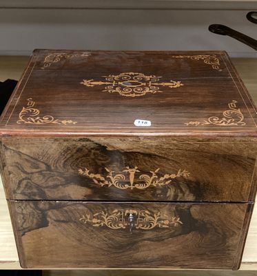 une petite boîte en bois ornée d'un motif décoratif