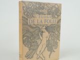 le livre est posé sur une surface blanche avec un fond blanc