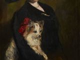 portrait d'une dame coiffée d'un chapeau bleu en compagnie d'un chien