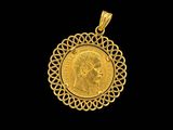 un pendentif en forme de pièce d'or sur lequel est représentée une femme