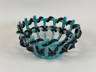 Coupe sur talon en céramique ajourée à décor d'entrelacs éma… - Photo 1