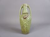 un vase vert orné d'un oiseau