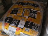 de nombreux paquets de nourriture sur les rayons du magasin