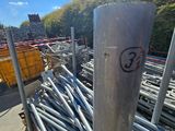 un gros tas de tuyaux en acier posé sur le bord de la route