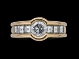 un gros plan d'une bague en diamant ornée de diamants taille baguette