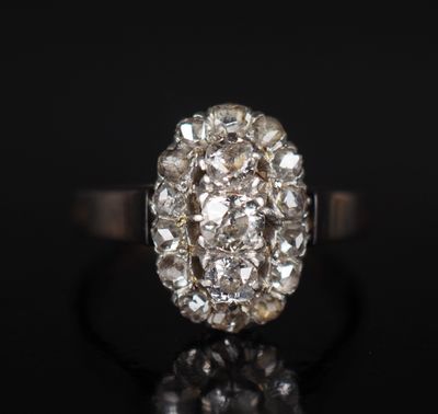 gros plan d'une bague en diamant sur une surface noire
