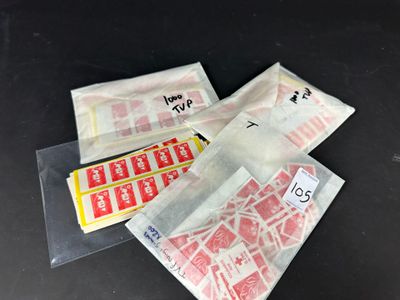 trois sacs de nourriture posés sur une table l'un à côté de l'autre