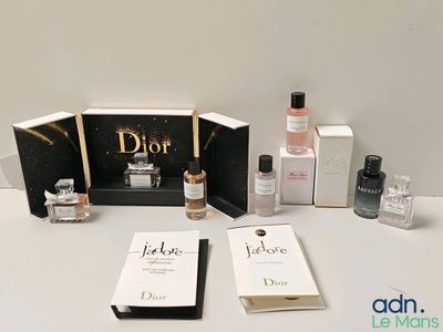 Le contenu d'un coffret de parfums Dior est présenté sur une table