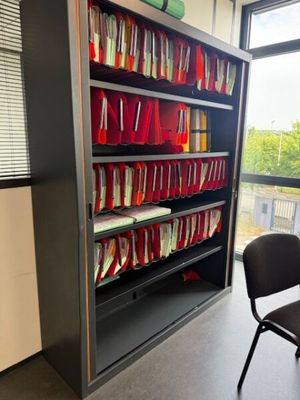 une étagère contenant de nombreux livres dans une pièce
