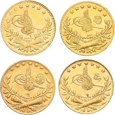 quatre types différents de pièces d'or sur fond blanc