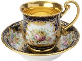 une tasse et une soucoupe posées sur une soucoupe, elle-même posée sur une assiette