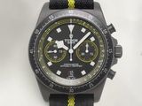 une montre noire et jaune avec un bracelet noir et jaune
