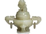 une image représentant un vase blanc surmonté d'une statue