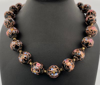 Collier fantaisie formé de boules émaillées. l. 44 cm. - Photo 1