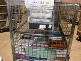 un chariot métallique chargé de nombreuses caisses dans un entrepôt