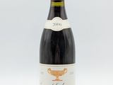 une bouteille de vin posée sur une table
