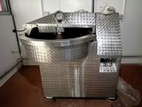 une machine placée au milieu d'une pièce