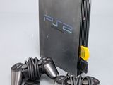 une console de jeux vidéo avec deux manettes à côté
