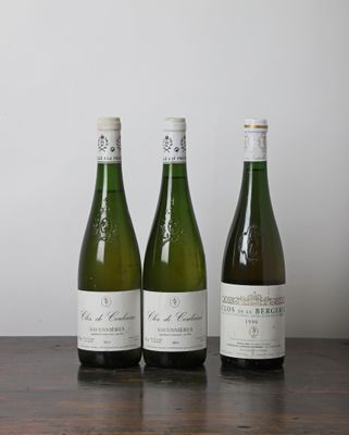 trois bouteilles de vin posées sur une table, l'une à côté de l'autre