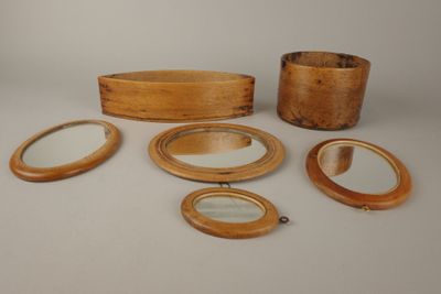 de nombreux objets en bois posés sur une table