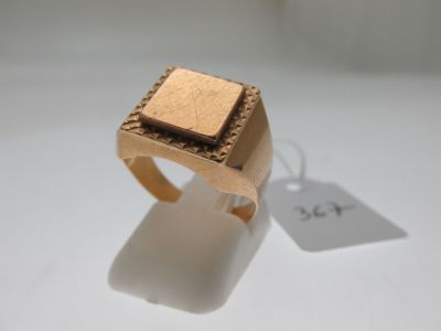 une bague en or sertie d'une pierre carrée