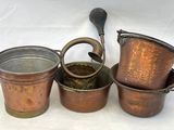 trois casseroles et une cuillère posées les unes à côté des autres sur une table