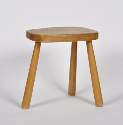 Tabouret dit de "vacher" en bois massif. - Photo 1