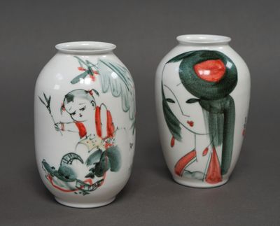 deux vases posés côte à côte sur une table