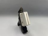 une petite figurine représentant un homme avec une valise sur le dos