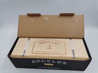 une boîte ouverte de cigares Angelus posée sur une table