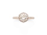 une bague en diamant blanc sur fond blanc