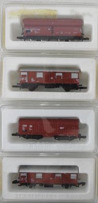 six wagons rouges et blancs dans des boîtes en plastique posés sur une table