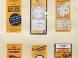 une photo d'un tableau d'affichage sur lequel sont accrochés de nombreux éléments