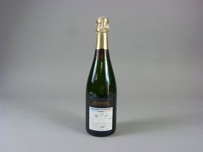 la bouteille de champagne est vide sur la table