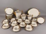 un ensemble de plats, tasses et soucoupes en porcelaine blanche et dorée