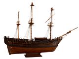 une maquette en bois d'un bateau sur fond blanc