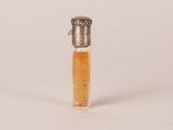 une petite bouteille en verre contenant un liquide