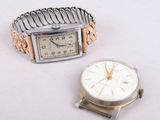 une montre en argent et une montre en or posées sur une surface blanche